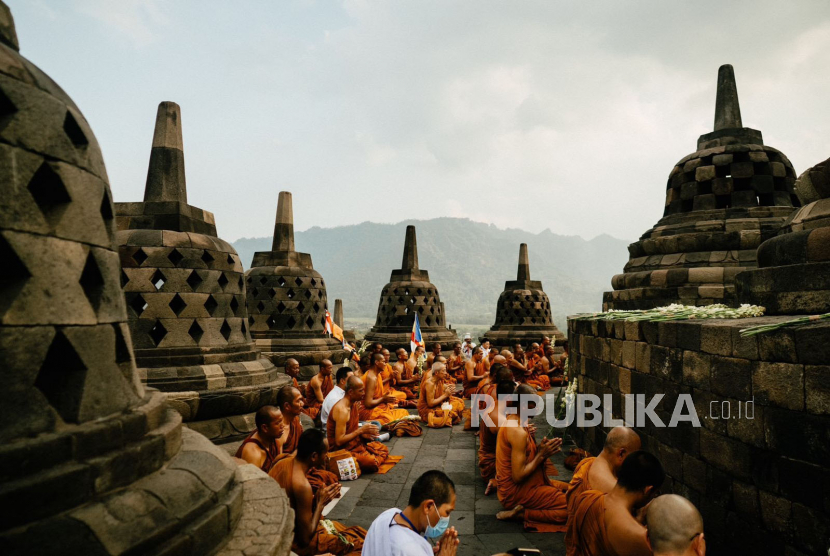 Para biksu tengah menjalani prosesi ibadah di Candi Borobudur, Magelang, Jawa Tengah, Sabtu (3/6/2023).