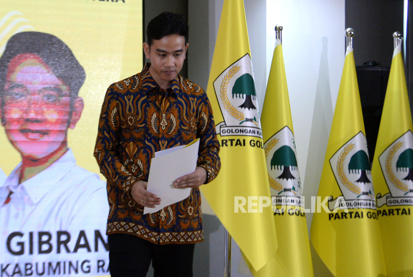 Wali Kota Solo Gibran Rakabuming Raka menerima amanah menjadi cawapres pendamping Prabowo Subianto dalam Rapimnas II Partai Golkar di Kantor DPP Partai Golkar, Jakarta Barat, Sabtu (21/10/2023). 
