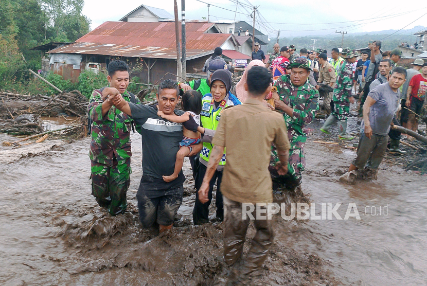 Petugas membantu mengevakuasi warga yang terdampak banjir lahar dingin di Agam, Sumatera Barat. Pemprov Sumbar membangun cekdam di beberapa titik antisipasi banjir lahar dingin.