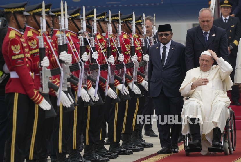 Paus Fransiskus didampingi Menteri Agama Yaqut Cholil Qoumas tiba dari Vatikan di Bandara Internasional Soekarno Hatta, Tangerang, Banten, Selasa (3/9/2024). Pemimpin Takhta Suci Vatikan tersebut dijadwalkan melakukan kunjungan pada 4-5 September 2024 ke sejumlah tempat di Jakarta, seperti Istana Negara, Gereja Katedral, Masjid Istiqlal, dan Stadion Utama Gelora Bung Karno (SUGBK). 