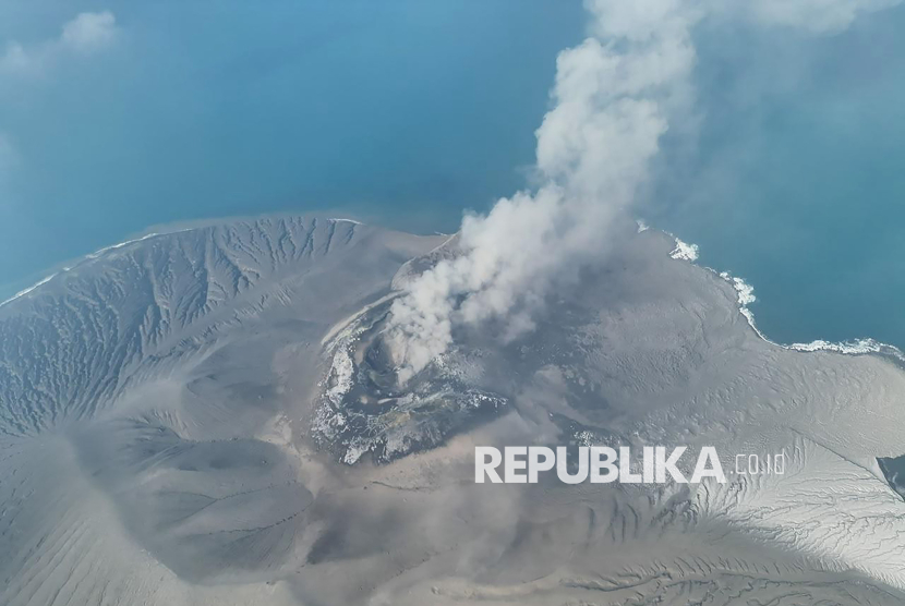 Lontaran Material Pijar Jadi Bahaya Utama Erupsi Anak Krakatau