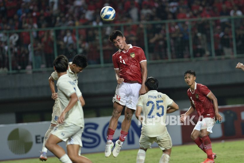 Pemain bertahan dan kapten timnas Indonesia U-20 Muhammad Ferrari melakukan sundulan ke arah gawang lawan.
