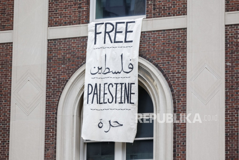 Spanduk unjuk rasa dari mahasiswa Columbia University. 
