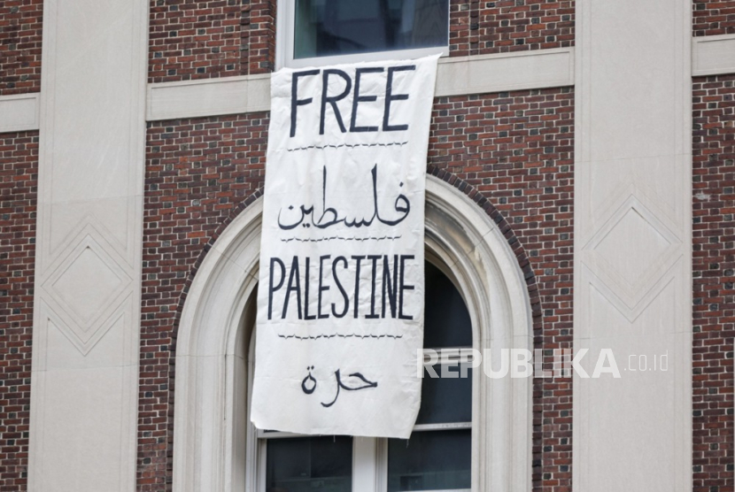 Poster pembebasan Palestina saat aksi pro-Palestina di New York, AS. Faksi Palestina menyepakati pemerintahan bersatu.