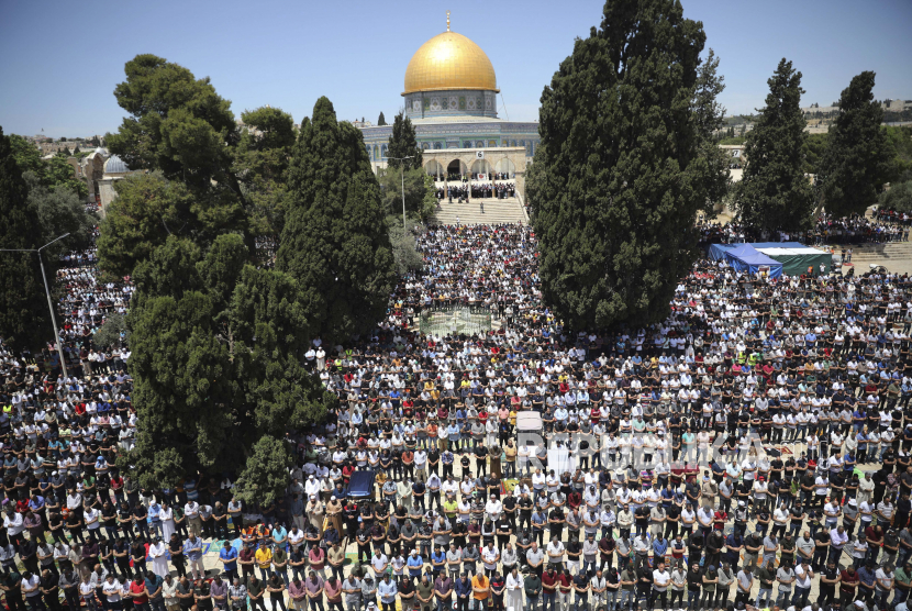 Alquran menegaskan tak ada hak Yahudi atas tanah Palestina. Umat Islam sholat di Kompleks Masjid Al Aqsa Palestina 