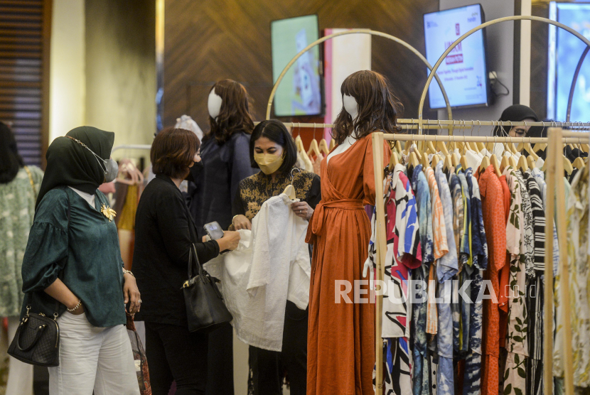 Pengunjung melihat produk yang dipamerkan pada acara Bazaar UMKM (ilustrasi) 