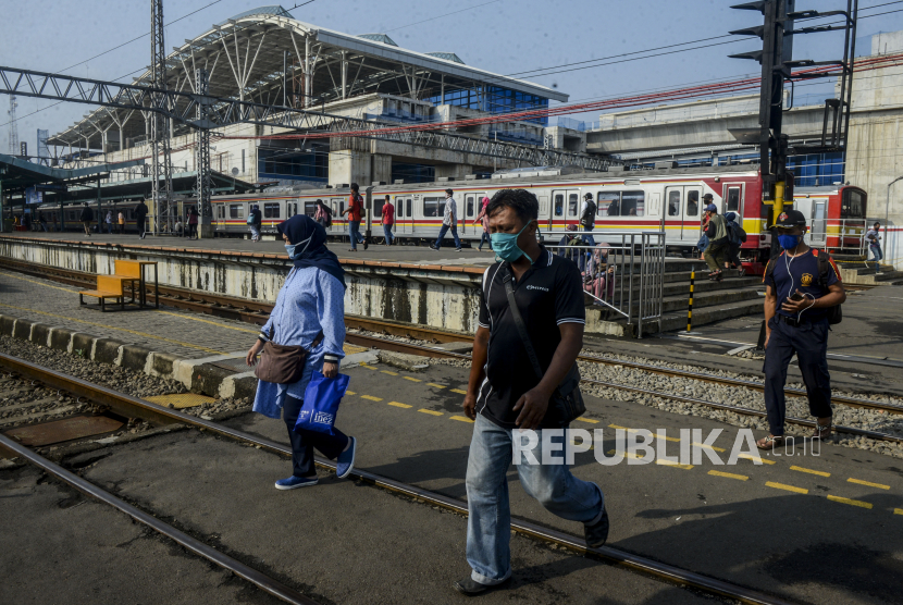 Suasana Stasiun Juanda mulai sepi penumpang setelah penerapan PSBB di Jakarta (Foto: ilustrasi stasiun)