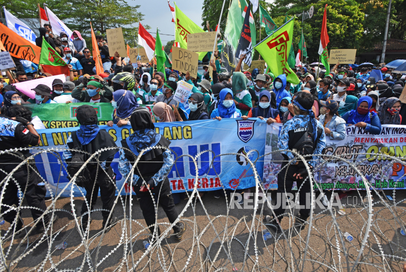 Ratusan demonstran yang tergabung dalam Konfederasi Serikat Pekerja Nasional (KSPN) berunjuk rasa menolak pengesahan Undang-undang Cipta Kerja di Alun-alun Serang, Banten, Rabu (14/10/2020). Aksi yang dipadati para buruh dari berbagai perusahaan di Banten itu berlangsung damai. 