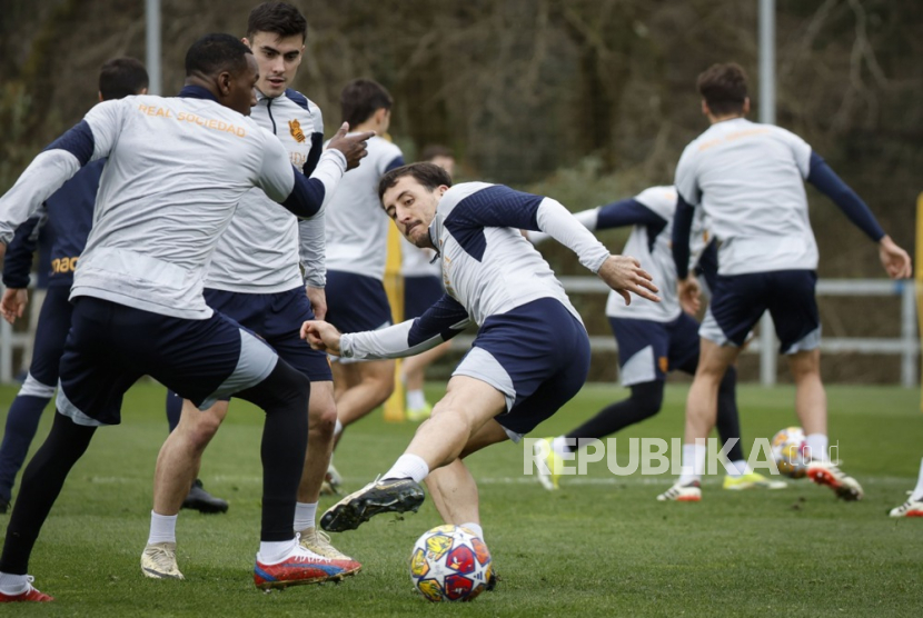 Real Sociedad forward Mikel Oyarzabal (C) attends a training session in San Sebastian, Basque Country, northern Spain, 04 March 2024. Real Sociedad will face Paris Saint-Germain in a UEFA Champions League Round of 16, 2nd leg soccer match on 05 March.  