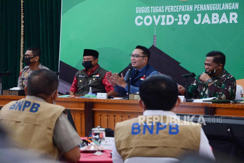Gubernur Jawa Barat Ridwan Kamil (Emil) memimpin rapat Gugus Tugas Percepatan Penanganan Covid-19 Jawa Barat, di Gedung Sate, Kota Bandung, Senin (8/7). 