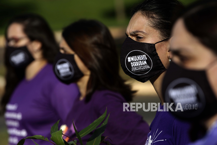  Aktivis gerakan perempuan mengenakan topeng untuk mengekang penyebaran coronavirus baru, yang bertuliskan 