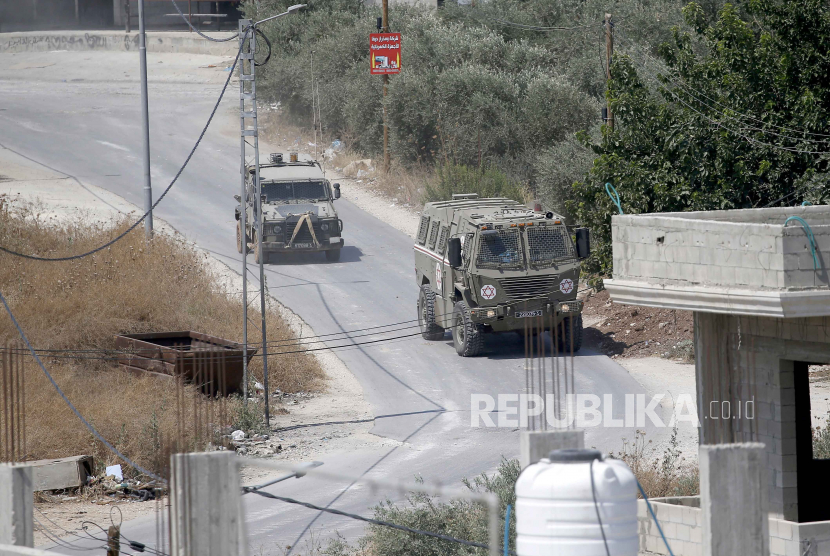 Kendaraan tempur lapis baja Israel di sebuah jalan selama operasi militer Israel di Jenin, Tepi Barat, 03 Juli 2023. 