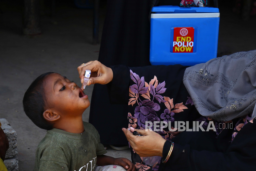  Seorang petugas kesehatan memberikan obat tetes polio kepada seorang anak saat komunitas kesehatan global memperingati Hari Polio Sedunia, di Karachi, Pakistan, 24 Oktober 2022. (Ilustrasi)