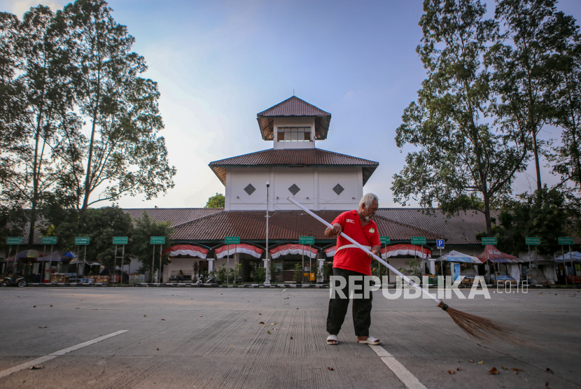 Petugas kebersihan membersihkan area parkir bus di Terminal Poris Plawad, Kota Tangerang, Banten, Jumat (22/5/2020). Terminal tipe A yang melayani perjalanan Antar Kota Antar Provinsi (AKAP) dan Antar Kota Dalam Provinsi (AKDP) tersebut tidak beroperasi sebagai tindak lanjut peraturan larangan mudik bagi masyarakat. Meski dilarang mudik masyarakat harus mencari jaga menjaga kondisi mentalnya tetap sehat.