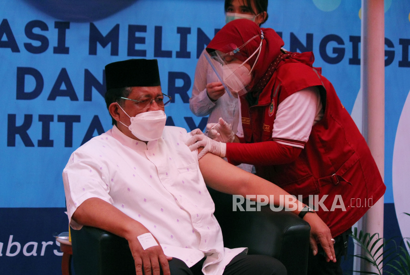 Salah satu ulama Jawa Barat KH Athian Ali Dai mengikuti vaksinasi covid-19 saat pelaksanaan vaksinasi massal bagi ulama dan tokoh Jawa Barat, di rumah dinas gubernur Gedung Pakuan, Kota Bandung, Rabu (10/3). Keputusan Gubernur Jawa Barat Ridwan Kamil menjadikan rumah dinasnya sebagai tempat vaksinasi Covid-19 diharapkan bisa diikuti oleh kepala daerah lainnya untuk mempercepat proses vaksinasi di Jawa Barat.  