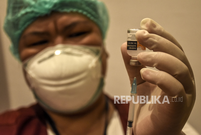 Vaksinator bersiap melakukan vaksinasi di Hotel Aryaduta, Jalan Sumatera, Kota Bandung, Rabu (31/3). (ilustrasi)