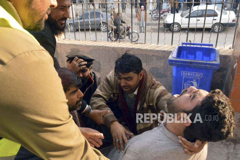 Sejumlah orang menghibur seorang pria yang berkabung untuk anggota keluarganya, yang tewas dalam serangan bom bunuh diri di dalam sebuah masjid, di sebuah rumah sakit, di Peshawar, Pakistan, Senin (30/1/2023) dini hari. Seorang pembom bunuh diri menyerang Senin di dalam sebuah masjid di Pakistan barat laut kota Peshawar, menewaskan banyak orang dan melukai puluhan jemaah, kata para pejabat. Gedung Putih Mengutuk Keras Pengeboman Masjid di Pakistan