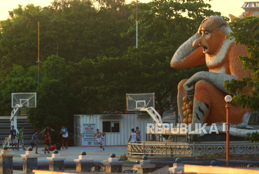 Sejumlah warga bermain basket di arena basket kawasan Wisata Patung Bekantan Banjarmasin, Kalimantan Selatan. Pemkoy Banjarmasin menyiapkan SDM pariwisata yang mampu beradaptasi saat maupun pascapandemi Covid-19.