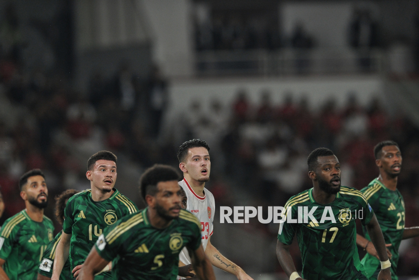 Para pemain timnas Arab Saudi saat menghadapi Indonesia pada Babak Ketiga Kualifikasi Piala Dunia 2026 Zona Asia (ilustrasi).
