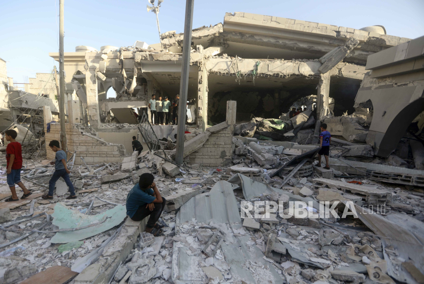 Warga Palestina memeriksa kerusakan masjid yang hancur akibat serangan udara Israel di kamp pengungsi Khan Younis, Jalur Gaza selatan, Rabu, (8/11/2023).
