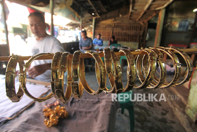 Perajin menyelesaikan pembuatan perhiasan lapis emas di Indramayu, Jawa Barat, Jumat (2/10). Harga emas dunia melemah pada akhir perdagangan Senin (28/12), saat dolar pulih dan pasar saham AS melanjutkan reli mereka. 