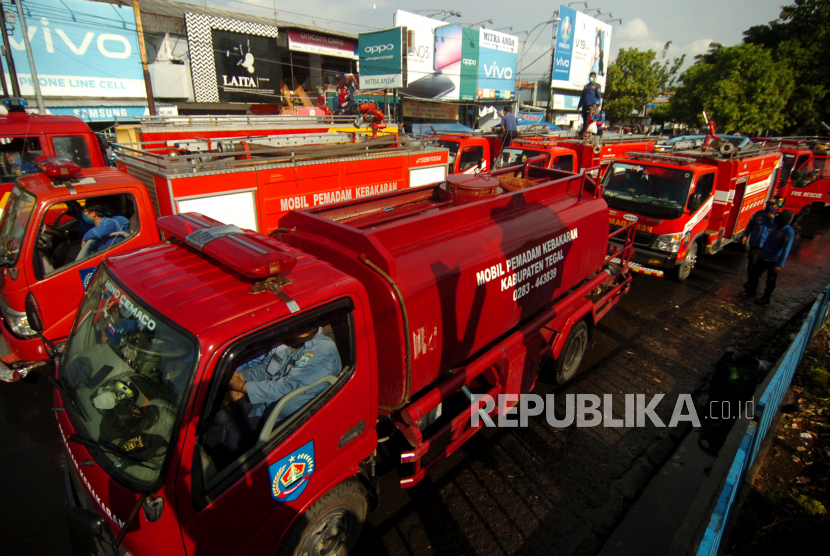 Ilustrasi mobil pemadam kebakaran. Sopir dan tiga orang penumpang yang juga anggota Damkar selamat dari kecelakaan.