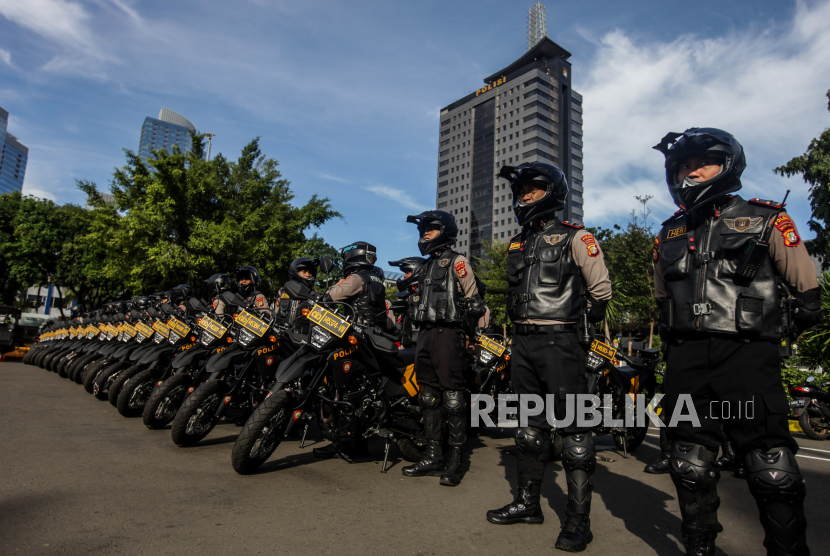 Polisi berbaris saat simulasi apel personel dan peralatan pengamanan Pemilu 2024.