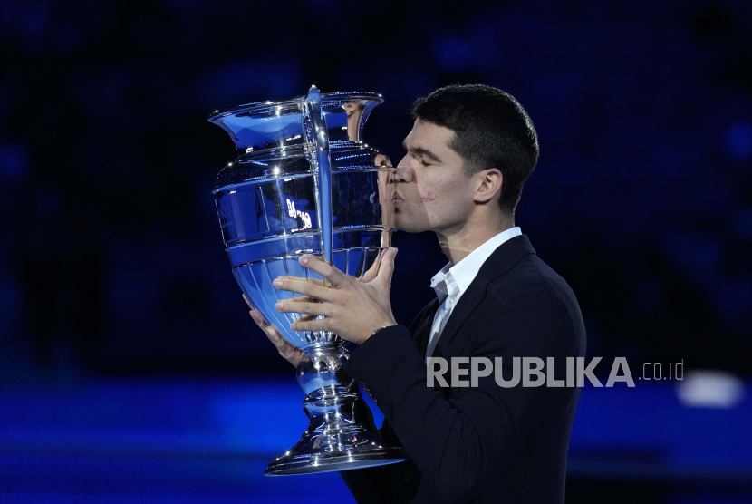 Carlos Alcaraz dari Spanyol mencium trofi sebagai pemain terbaik dunia ATP pada ATP World Tour Finals, di Pala Alpitour, di Turin, Italia.