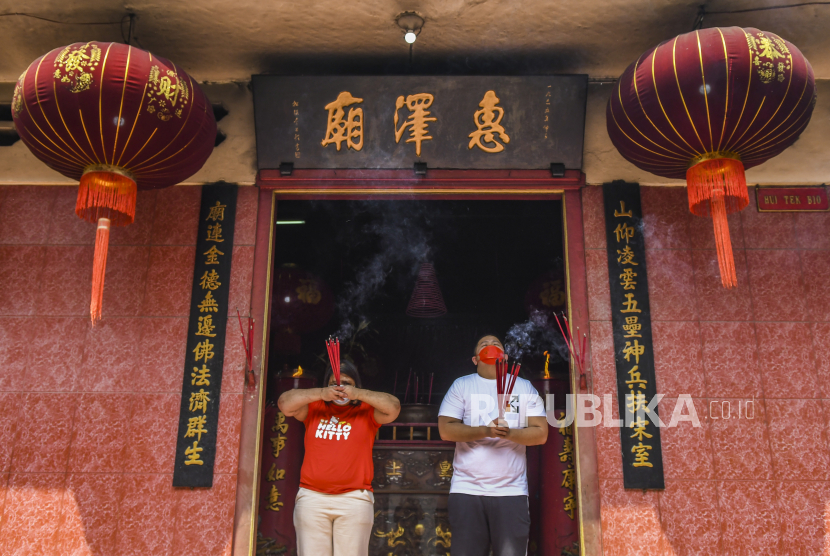 Warga keturunan Tionghoa melakukan ibadah Tahun Baru Imlek 2573 Kongzili di Wihara Dharma Bhakti, Petak Sembilan, Glodok, Jakarta, Selasa (1/2/2022). Imlek tahun ini jatuh di tahun shio macan air.