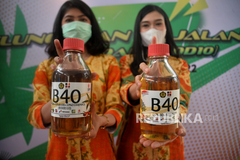 Karyawan menunjukkan sampel bahan bakar B40 saat peluncuran uji jalan penggunaan B40 di halaman Kementerian ESDM, Jakarta, Rabu (27/7/2022). Asosiasi Produsen Biofuels Indonesia (Aprobi) menyatakan penggunaan minyak sawit untuk biodisel di dalam negeri tidak mengganggu pasokan komoditas tersebut untuk memenuhi kebutuhan produksi pangan. 