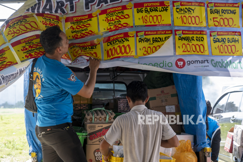Pekerja menyiapkan bahan-bahan pangan pada kegiatan Pasar Murah dengan harga distributor (ilustrasi) 