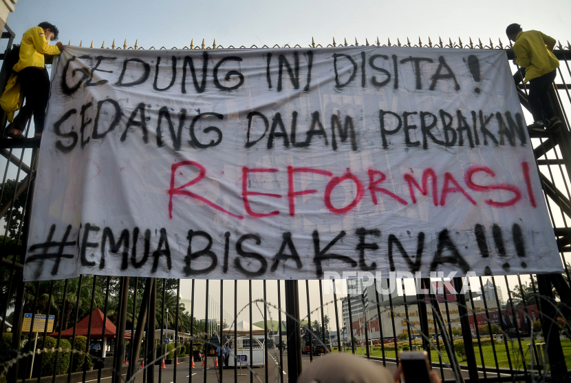 Sejumlah mahasiswa memasang spanduk saat berunjuk rasa terkait Rancangan Kitab Undang-Undang Hukum Pidana (RKUHP) di depan gedung DPR, Jakarta, Selasa (28/6/2022). Dalam aksinya mereka menuntut DPR dan pemerintah untuk membuka draft Rancangan Kitab Undang-Undang Hukum Pidana (RKUHP) ke publik dan hapus pasal-pasal yang bermasalah.Prayogi/Republika