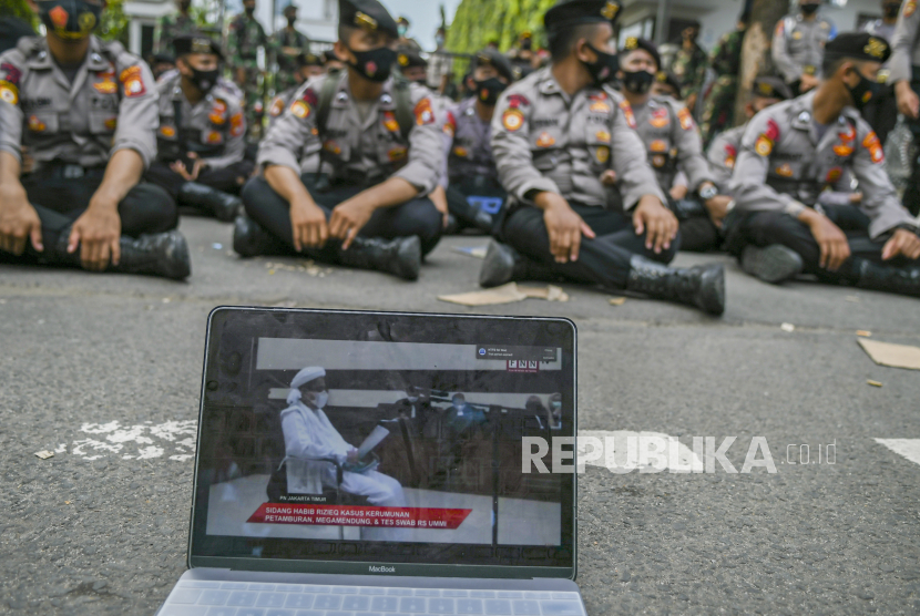 Laptop menampilkan suasana sidang kasus pelanggaran protokol kesehatan dengan terdakwa Rizieq Shihab di halaman Pengadilan Negeri (PN) Jakarta Timur, Jakarta, Jumat (26/3/2021). Sidang tersebut beragendakan pembacaan nota keberatan atau eksepsi.