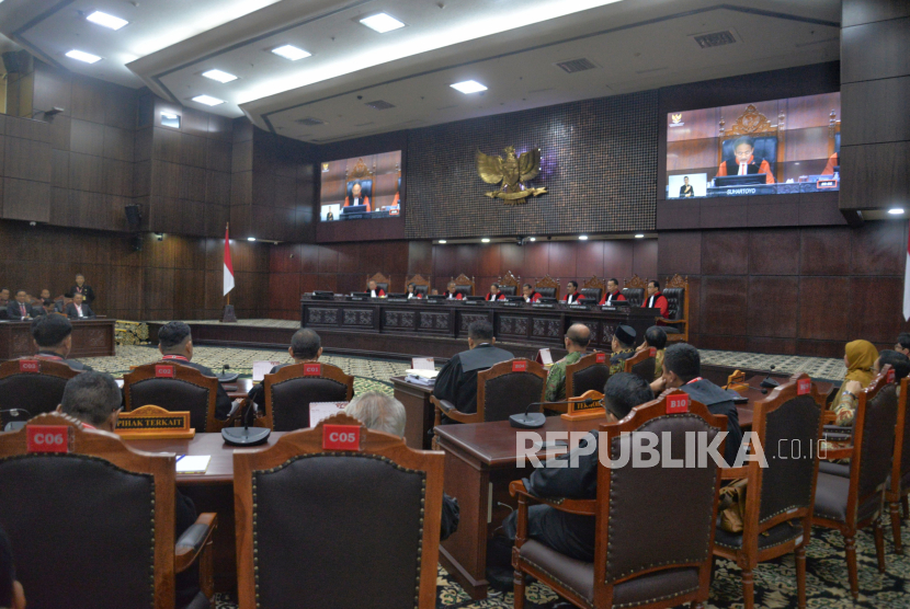 Ketua Majelis Hakim Mahkamah Konstitusi (MK) Suhartoyo besama hakim konstitusi lainnya memimpin sidang. Pengamat sebut putusan MK bisa menjadi catatan perbaikan untuk pemilu selanjutnya.