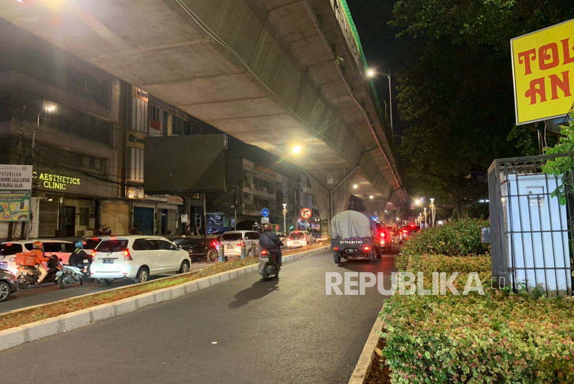 Sejumlah kendaraan bermotor melewati jalan yang sebelumnya merupakan jalur pedestrian dan jalur sepeda di simpang Santa, Kebayoran Baru, Jakarta Selatan, Ahad (16/4). 