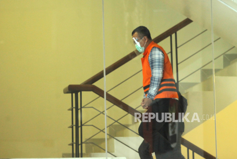 Menteri Kelautan dan Perikanan Edhy Prabowo  bersiap menjalani pemeriksaan  perdana sebagai tersangka di Gedung Komisi Pemberantasan Korupsi (KPK), di Jakarta, Kamis (26/11/2020). KPK sebelumnya menetapkan tujuh tersangka dalam kasus dugaan suap terkait perizinan tambak, usaha, dan atau pengelolaan perikanan atau komoditas perairan sejenis lainnya tahun 2020.