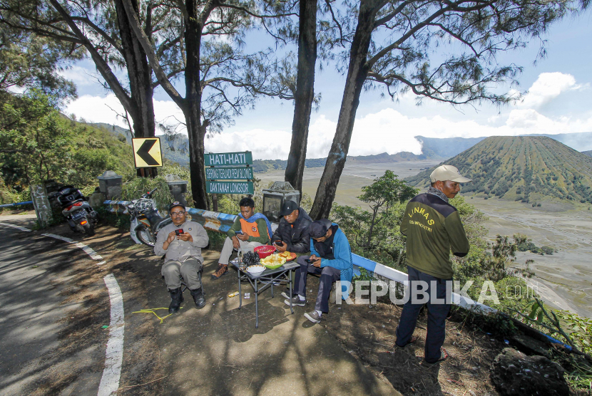 Petugas berjaga di pintu masuk wisata Gunung Bromo, Wonokitri, Tosari, Pasuruan, Jawa Timur, Ahad (22/01/2023). 