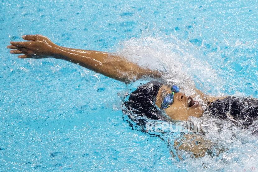 Atlet renang putri Jawa Timur Nurul Fajar Fitriyati memacu kecepatan saat bertanding pada final Renang 100 meter Gaya Punggung Putri PON Papua di Stadion Akuatik, Kampung Harapan, Kabupaten Jayapura, Papua, Senin (11/10/2021). Nurul Fajar Fitriyati berhasil meraih medali emas dengan catatan waktu 1 menit 04.77 detik. 