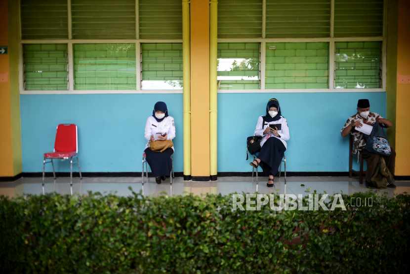 Tenaga pendidikan menunggu giliran vaksinasi Covid-19 di SMA Negeri 70, Bulungan, Kebayoran Baru, Jakarta Selatan, Rabu (24/2).Pemerintah pusat melalui Kementerian Pendidikan dan Kebudayaan (Mendikbud) bersama Kementerian Kesehatan (Menkes) menggelar vaksinasi Covid-19 tahap dua untuk profesi guru, tenaga kependidikan, dan dosen dengan target penerima vaksin sebanyak 5.058.582 orang dari guru, tenaga pendidik, dan dosen di seluruh Indonesia. Vaksinasi tersebut ditargetkan selesai pada bulan Juni 2021, sehingga proses pembelajaran tatap muka di sekolah bisa dimulai pada tahun ajaran baru 2021/2022, atau pada Juli mendatang. Republika/Thoudy Badai