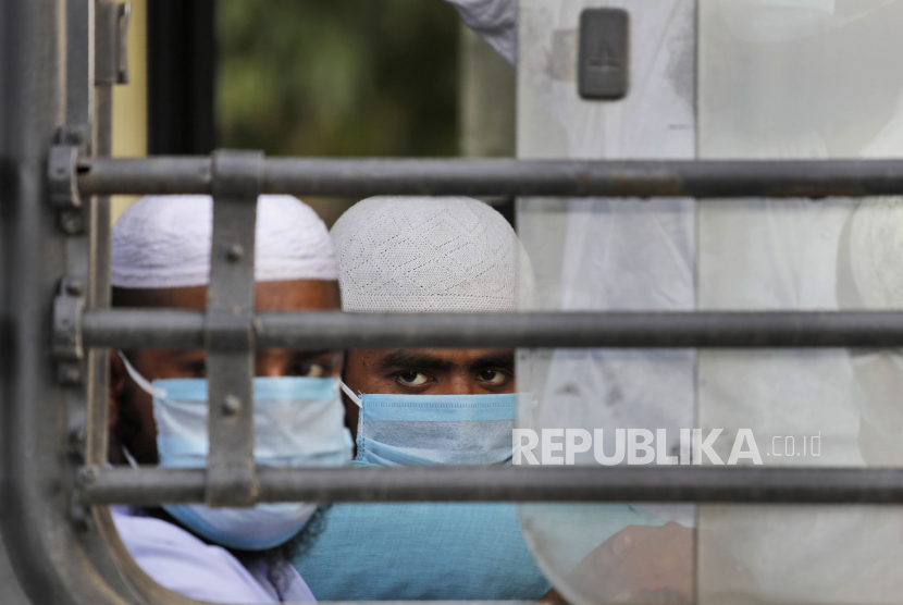 Muslim India Jadi Sasaran Serangan di Tengah Wabah Covid-19. Jamaah menunggu di bus untuk dibawa ke ke fasilitas karantina saat  terjadinya wabah virus Corona di daerah Nizamuddin, New Delhi, India.
