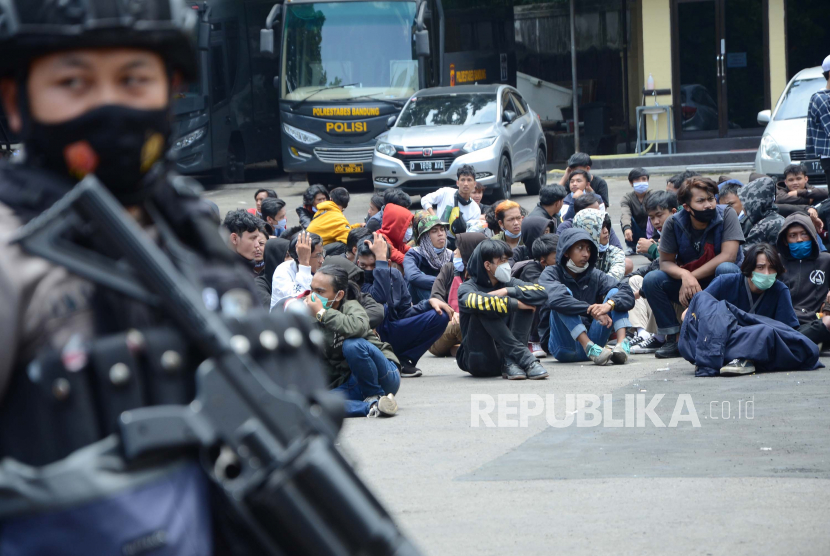 Ratusan massa yang terlibat kerusuhan saat aksi menolak UU Omnibus Law di kawasan Gedung DPRD Jawa Barat, diamankan di halaman Polrestabes Bandung (ilustrasi)