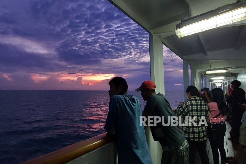 Penumpang meninkmati sunset dari selasar KM Kelud. PT Pelayaran Nasional Indonesia (Pelni) Cabang Medan mengimbau para penumpang kapal agar menggunakan masker jika merasa tidak sehat.