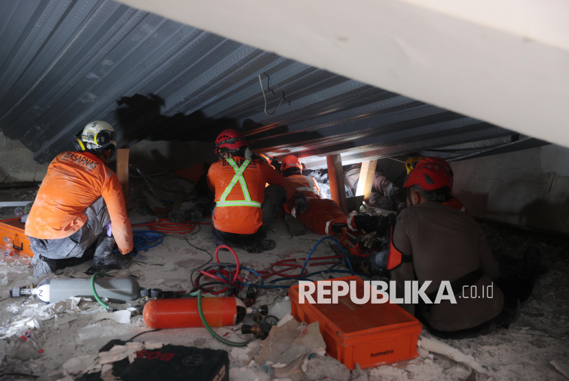 Tim SAR gabungan mencari korban bangunan mushala yang ambruk di Pondok Pesantren (Ponpes) Al Khoziny di Kecamatan Buduran, Sidoarjo, Jawa Timur, Selasa (30/9/2025). Berdasarkan data Badan SAR Nasional terdapat 100 orang santri menjadi korban dalam peristiwa itu, 99 orang berhasil diselamatkan dimana delapan orang dievakuasi tim SAR gabungan dan 91 orang melakukan evakuasi mandiri setelah kejadian, sementara satu orang dilaporkan meninggal dunia. 