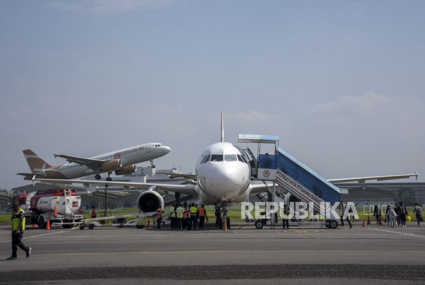 Sejumlah penumpang berjalan menuju pesawat udara maskapai penerbangan Super Air Jet di Bandara Husein Sastranegara, Kota Bandung, Jawa Barat, Jumat (17/3/2023). Badan Pusat Statistik (BPS) mencatat, secara bulanan pada Februari 2023 terjadi penurunan jumlah penumpang pada seluruh moda transportasi. 