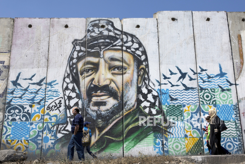 Grafiti Yasser Arafat di Ramallah, Palestina.