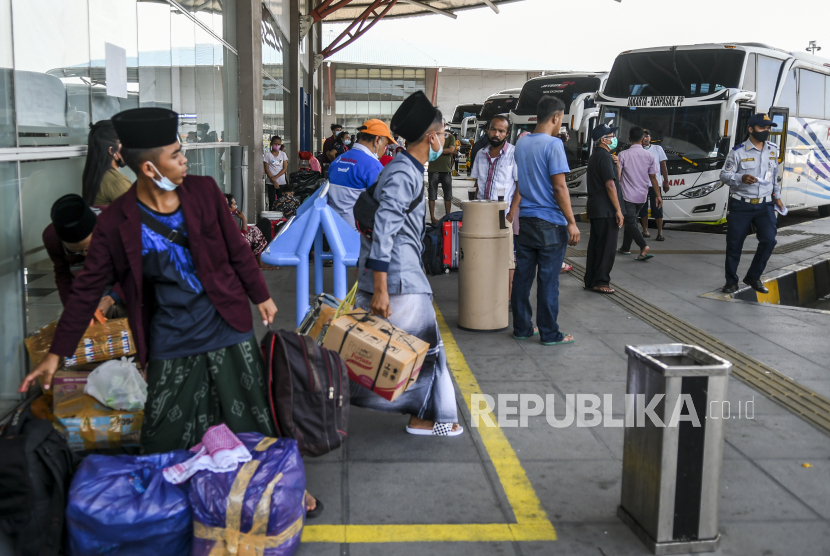 Calon penumpang bersiap menaiki bus di Terminal Terpadu Pulo Gebang, Jakarta, Jumat (26/3). Kementerian Perhubungan (Kemenhub) menegaskan hingga saat ini masih terus menggodok aturan resmi terkait larangan mudik Lebaran Idul Fitri 2021.