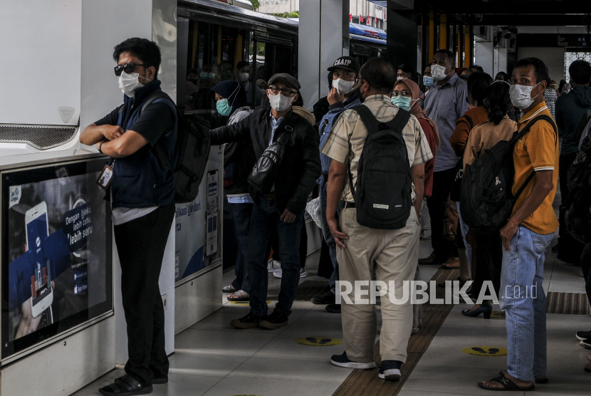 Sejumlah penumpang menunggu kedatangan bus Transjakarta di Halte Tosari, Jakarta.  PT Transjakarta akan mempertimbangkan pelanggan moda transportasi tersebur untuk tak pakai masker di halte (ilustrasi)