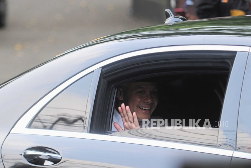 Gubernur Jawa Tengah Ganjar Pranowo melambaikan tangan usai mengikuti Rakernas PDI Perjuangan di Istana Batu Tulis, Kota Bogor, Jawa Barat, Jumat (21/4/2023). Ganjar Pranowo resmi diusung sebagai Calon Presiden dari PDI Perjuangan pada Pilpres 2024.