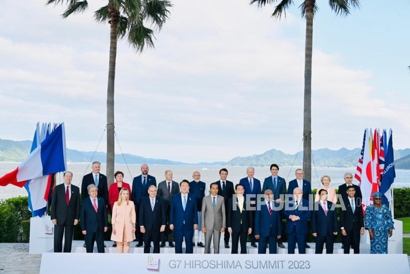 Presiden Joko Widodo melakukan sesi foto bersama para anggota negara G7 dan negara mitra yang hadir dalam Konferensi Tingkat Tinggi (KTT) G7 di Hotel Grand Prince, Hiroshima, Jepang, pada Sabtu, 20 Mei 2023. Presiden tampak berdiri di sebelah kanan Perdana Menteri Jepang Fumio Kishida, sedangkan di sebelah kanan Presiden Jokowi adalah Presiden Republik Korea Yoon Suk Yeol.Tampak pula di belakang Presiden Jokowi adalah Perdana Menteri India Narendra Modi yang berdiri di antara Presiden Prancis Emmanuel Macron dan Kanselir Jerman Olaf Scholz. Jokowi Harap Negosiasi Indonesia-EU CEPA Segera Selesai