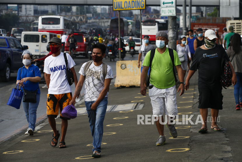  Warga menunggu tumpangan di halte angkutan umum di Quezon City, Metro Manila, Filipina 10 November 2020. Departemen Kesehatan (DOH) pada 10 November melaporkan 1.347 kasus baru Covid 19 positif di negara itu, sehingga tercatat total 399.749 kasus.